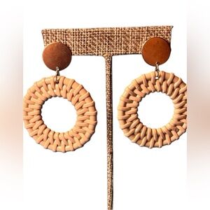 Tan Faux Rattan Woven Hoop Drop Earrings. NEW
BUY 2 GET 1 FREE!!